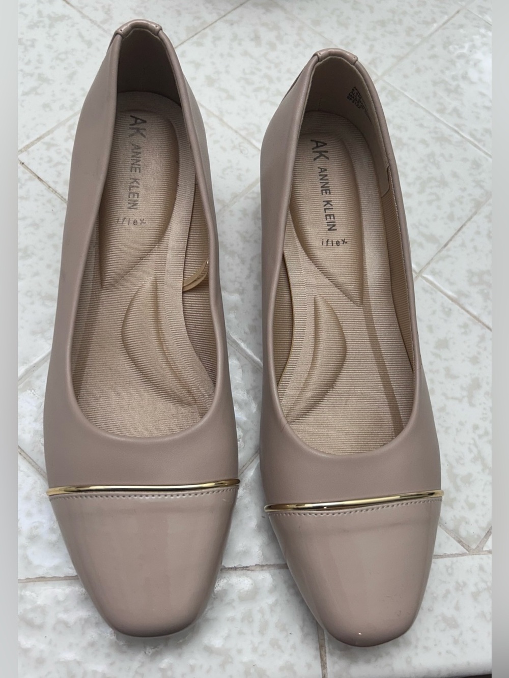 Anne Klein iFlex Beige Slip-On Flats Cap Toe Metal Trim Women’s 8.5 M